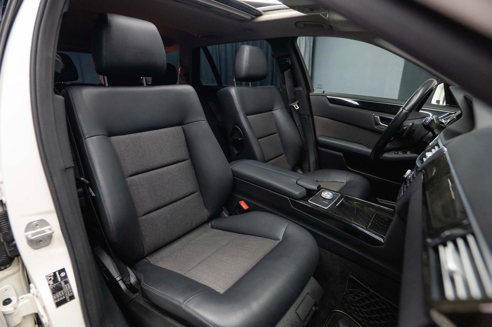 Fahrzeugabbildung Mercedes-Benz E 220 T CDI BlueEfficiency Avantgarde *Bi-Xenon*