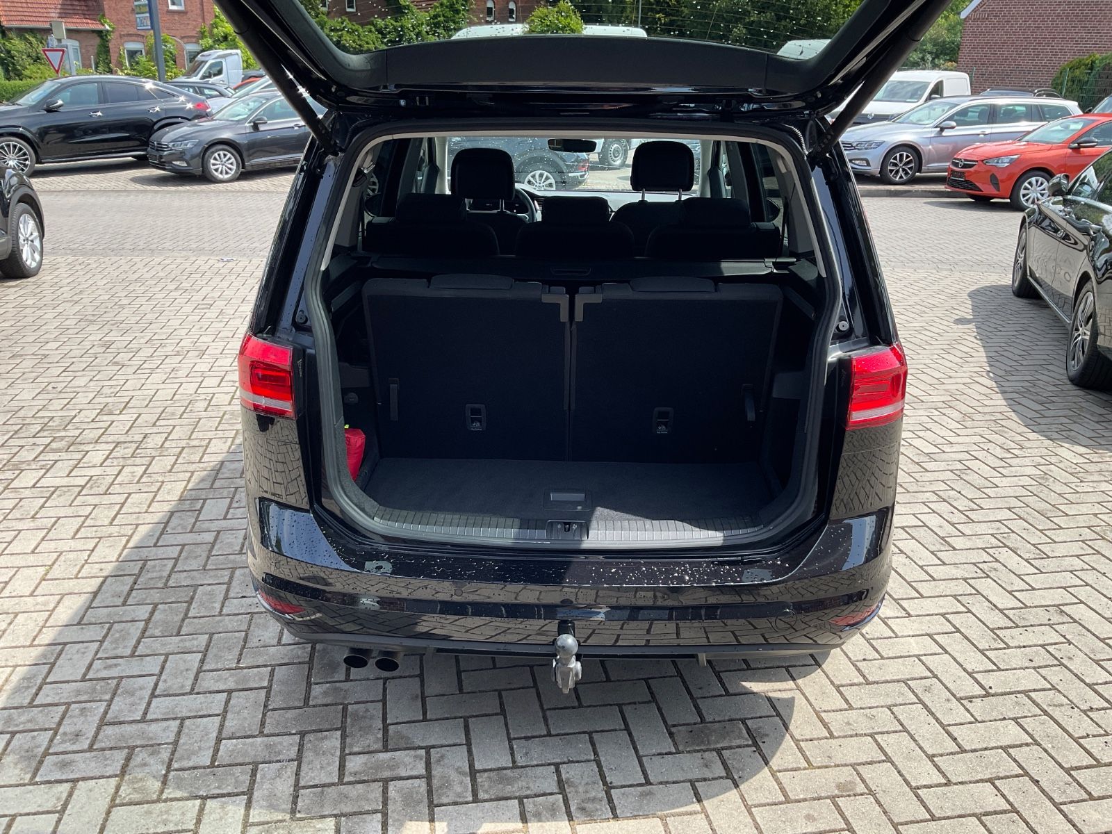 Fahrzeugabbildung Volkswagen Touran 2.0 TDI DSG MOVE,7 Sitze,LED,Kamera,AHK