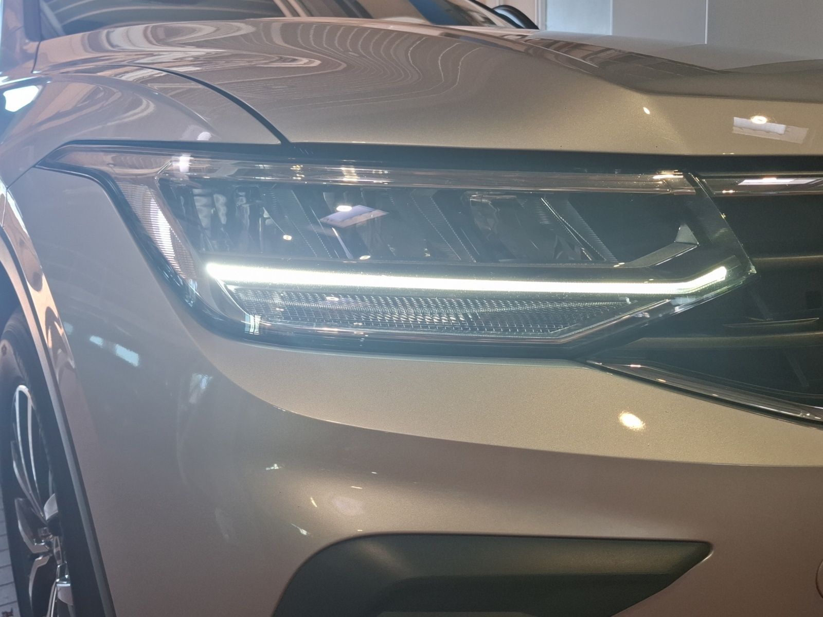 Fahrzeugabbildung Volkswagen Tiguan TSI Life LED Navi ACC PDC SHZ