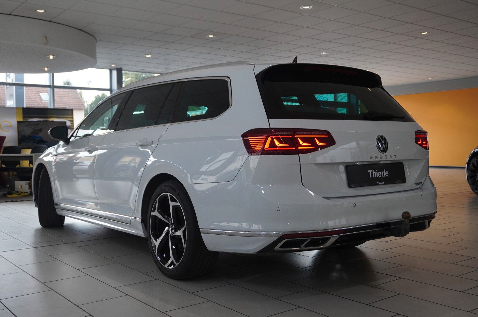 Fahrzeugabbildung Volkswagen Passat Vari. 2.0D R-LINE 4M NAVI/LED/KAMERA/AHK