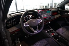 VW Tiguan 1.5 eTSI R-Line | Pano | HuD | AHK | 20" VW Tiguan 1.5 eTSI R-Line | Pano | HuD | AHK | 20"