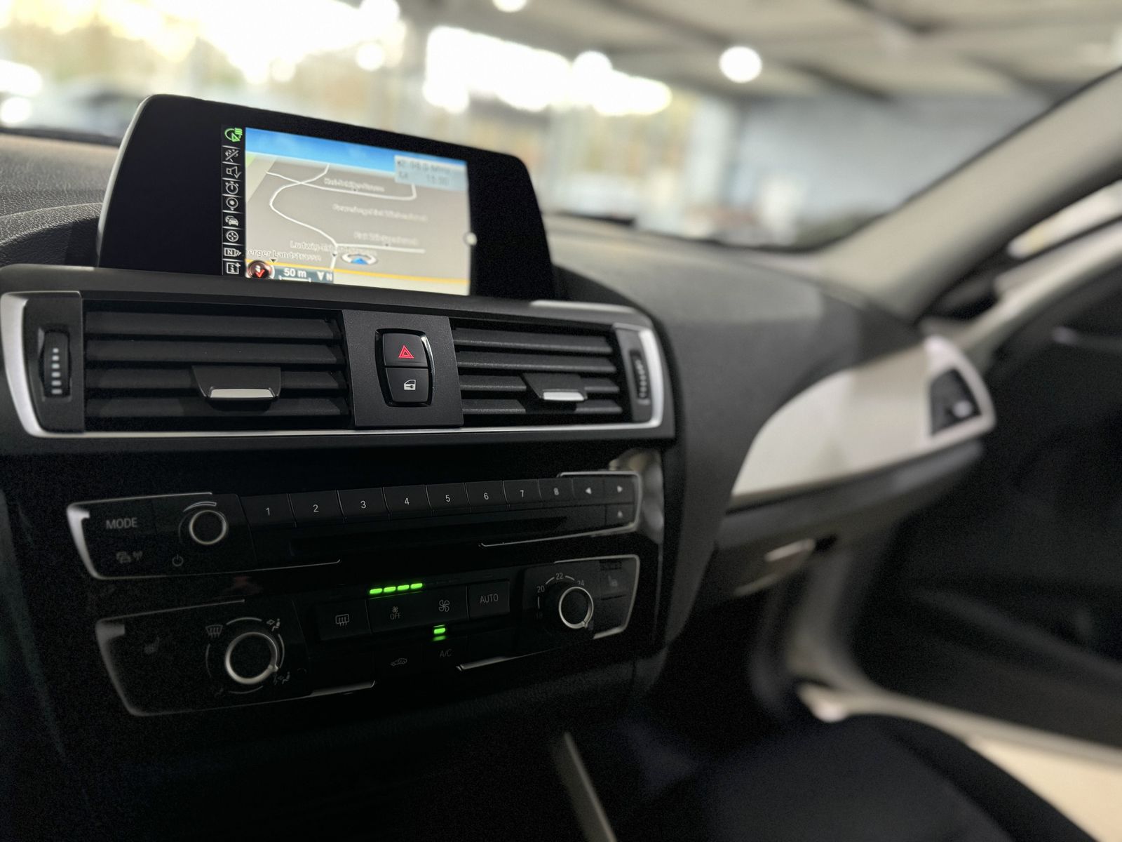 Fahrzeugabbildung BMW 120i Advantage SitzhzgPDC AHK Navi Tempomat