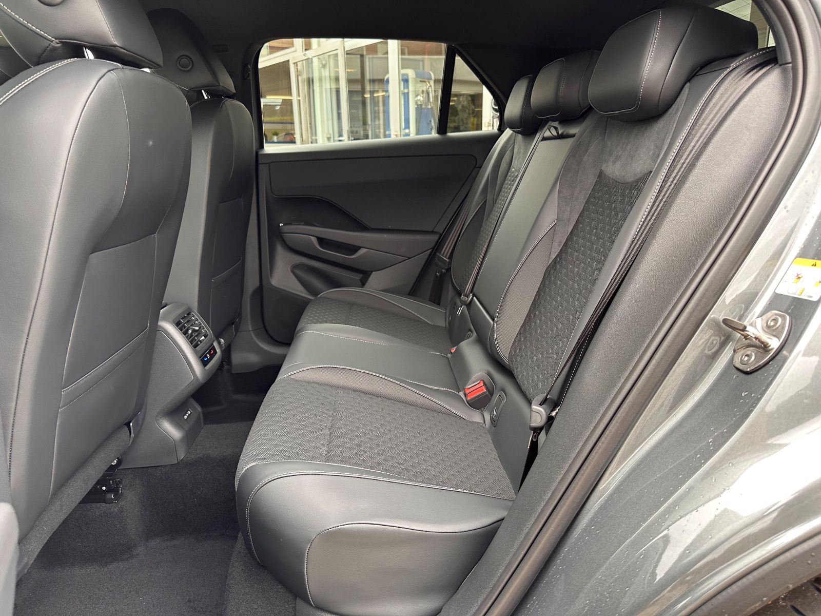 Fahrzeugabbildung Volkswagen T-Roc R Line 1.5 eTSI DSG APP/ACC/AHK/LED/eHeck