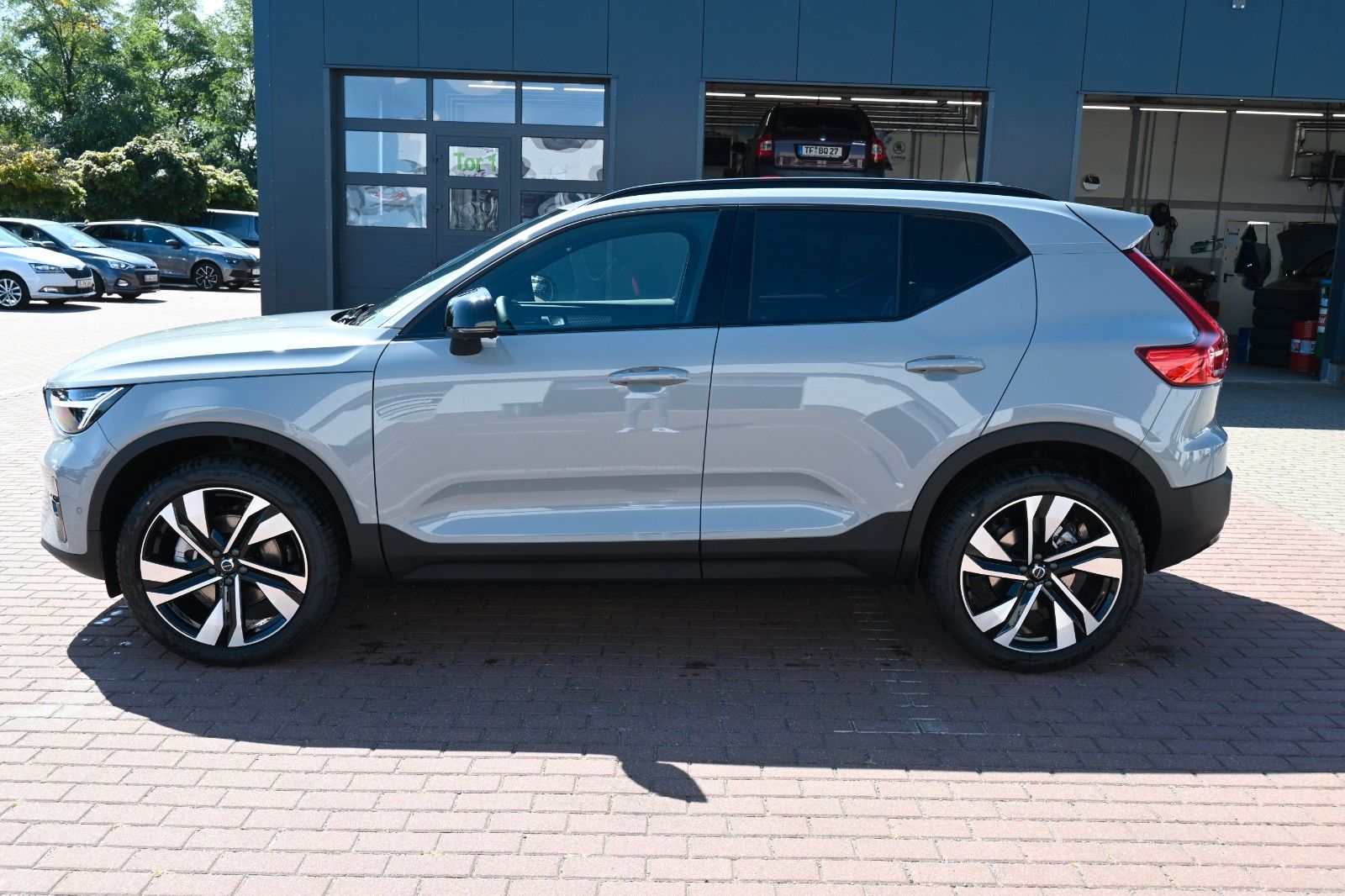 Fahrzeugabbildung Volvo XC40 B4 DKG Ultra Dark*FSHZG*PANO*360°*ACC*AHK