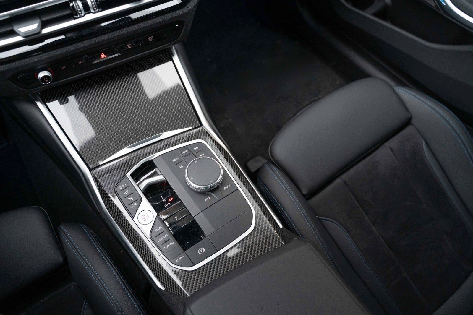 Fahrzeugabbildung BMW 330i M SPORT CARBON H&K LED PANO 19" PERFORMANCE