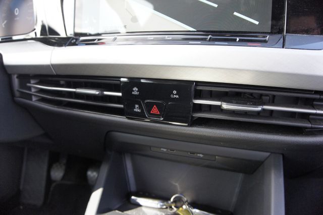 Fahrzeugabbildung Volkswagen Golf VIII 1.5 TSI Life HEAD KEMERA LED ACC NAVI