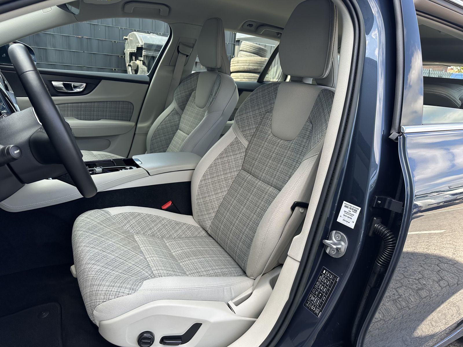 Fahrzeugabbildung Volvo V60 T6 AWD Recharge Core NAV+LED+ACC+STHZG+18ZO