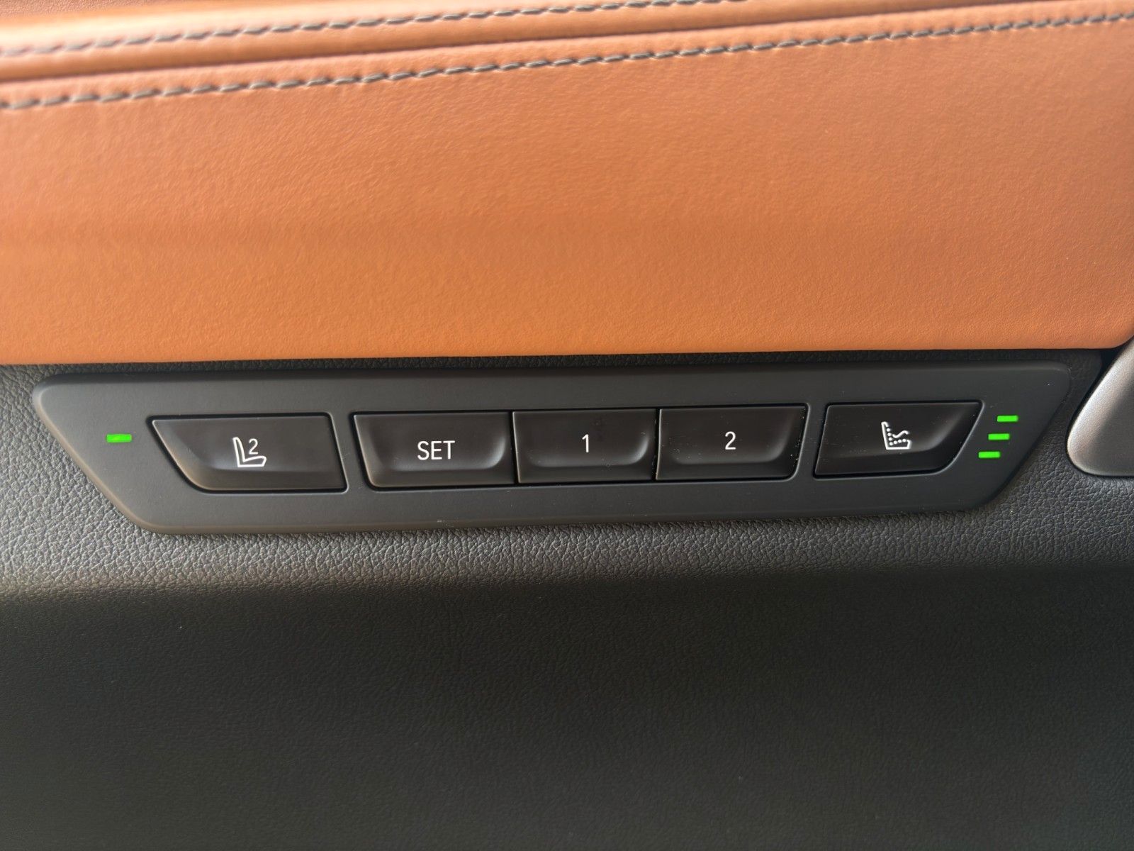 Fahrzeugabbildung BMW 750Li xDrive HUD/Skylounge/H&K/Massage/Luftf.