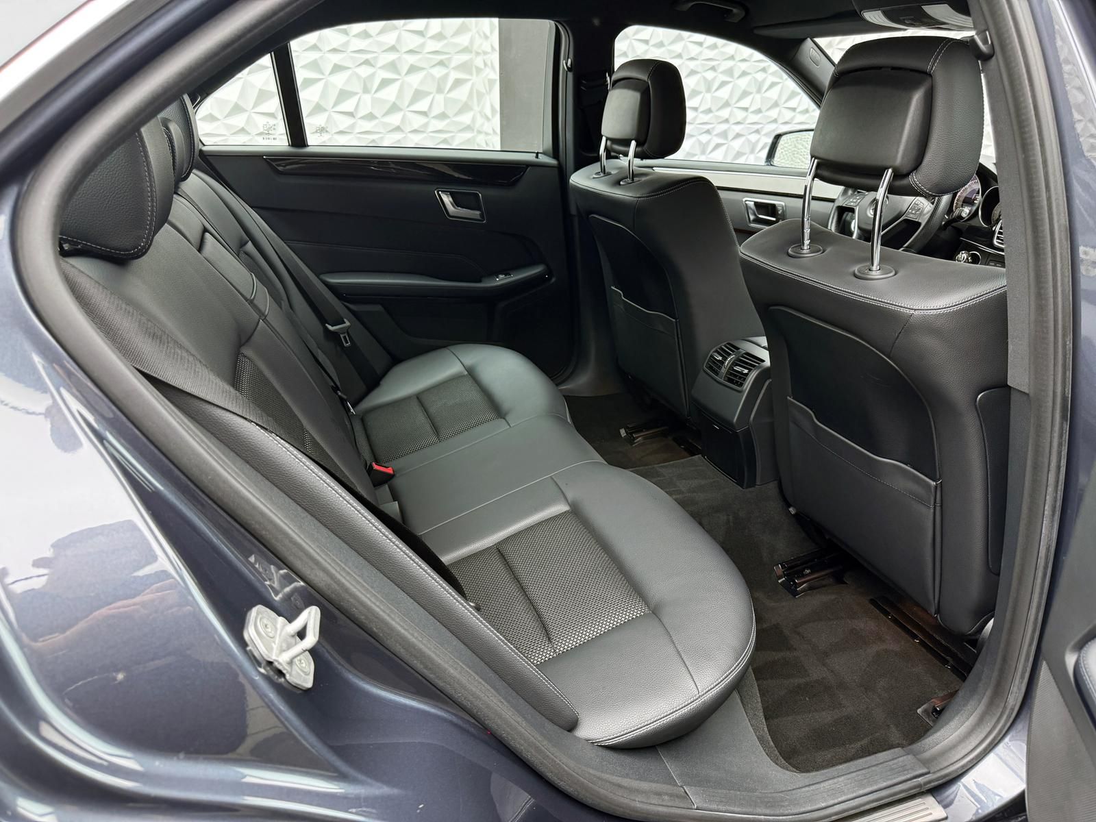 Fahrzeugabbildung Mercedes-Benz E 220d AVANTGARDE/AHK/ILS+/OZ-RACING/PDC/NAV/LED