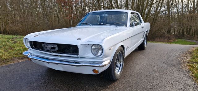 Ford Mustang Coupe , viele Neuteile TOP