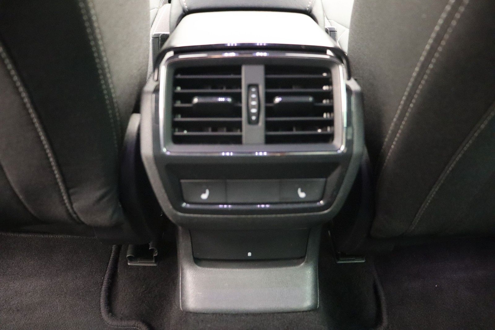 Fahrzeugabbildung SKODA Karoq 1.5 Ambition Sports-Line LED NAVI ACC