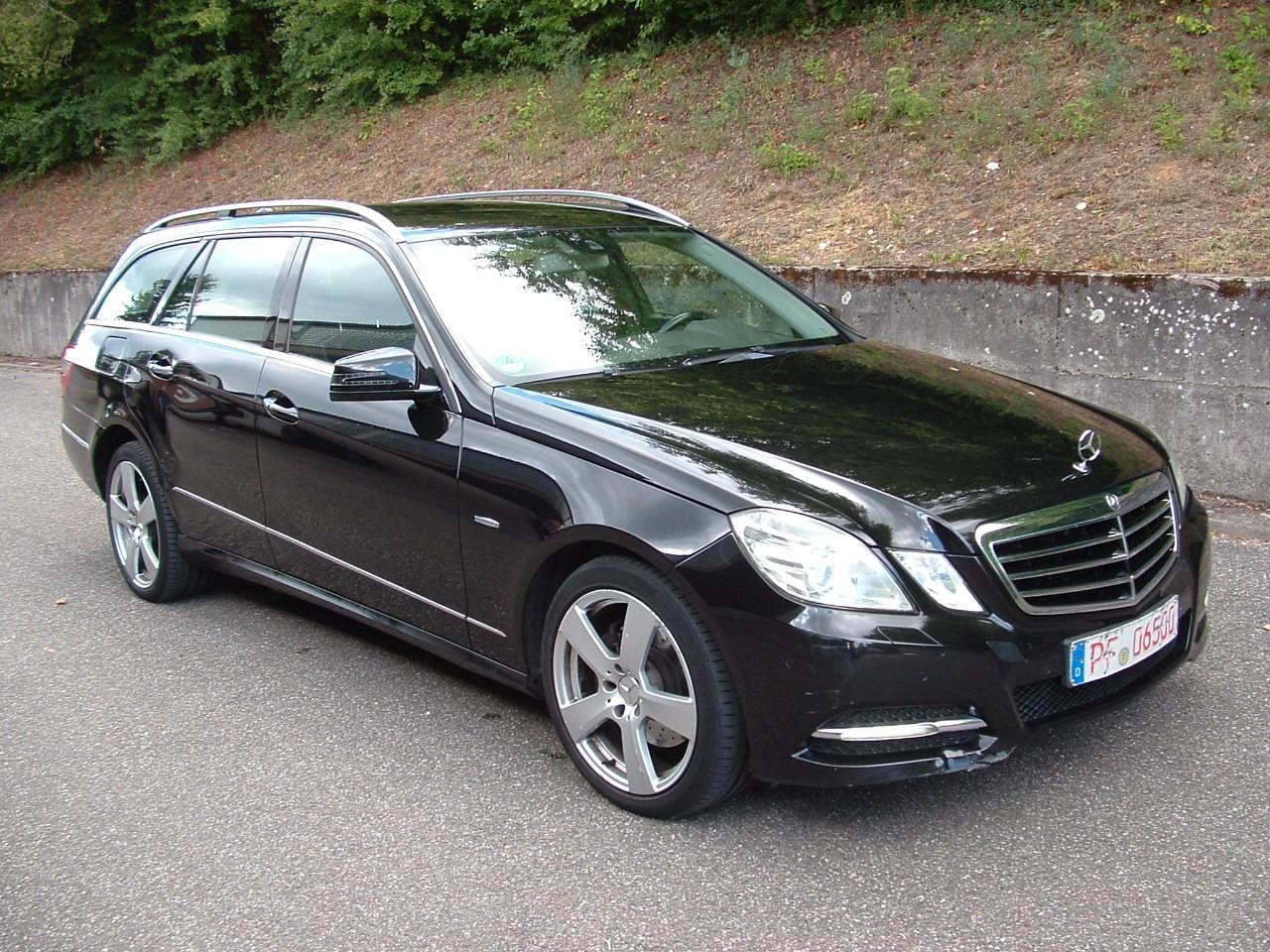 Mercedes-Benz E220 2011 — rear view