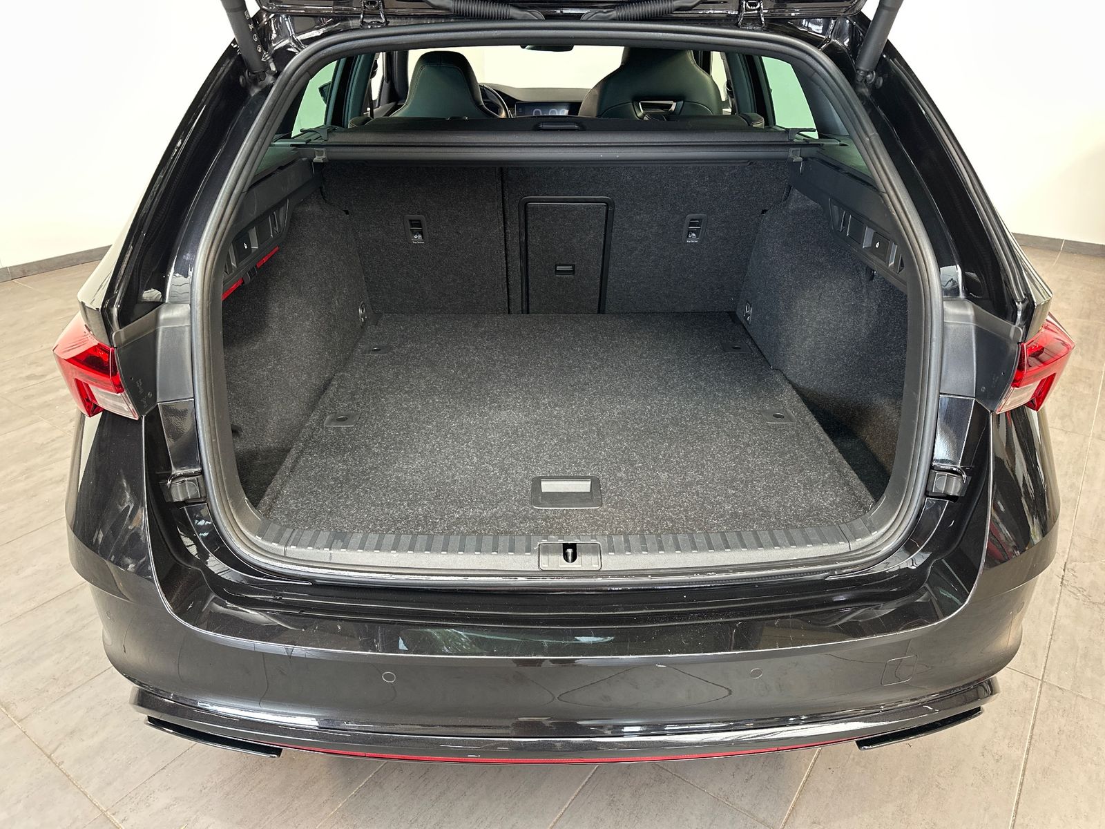 Fahrzeugabbildung SKODA Octavia Combi 2.0 TDI DSG RS NAV+LED+STHZ+ACC