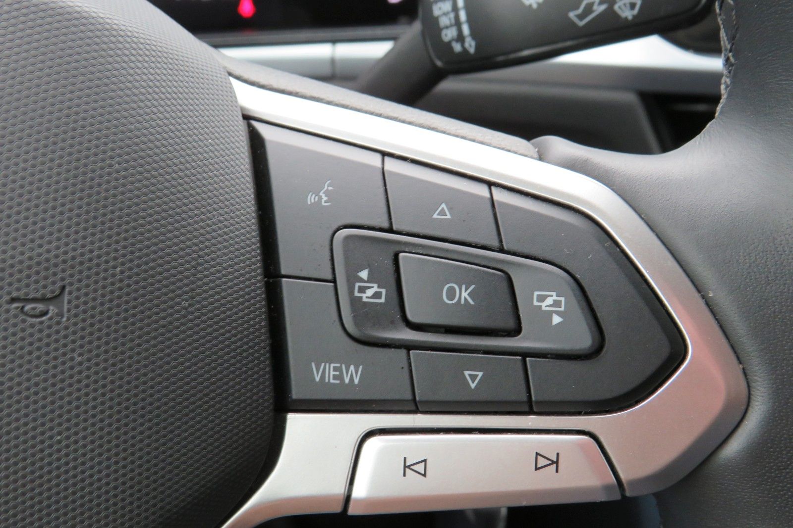 Fahrzeugabbildung Volkswagen T-Roc Life AHK ACC SITZH GJ NAVI APP 1.HD