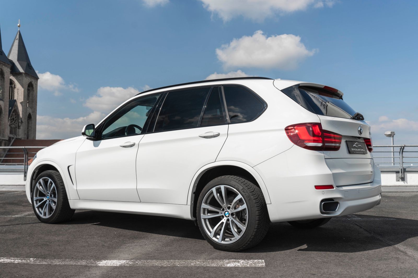 Fahrzeugabbildung BMW X5 XDrive 35d M-SPORTPAKET H&K HUD 360° CARPLAY