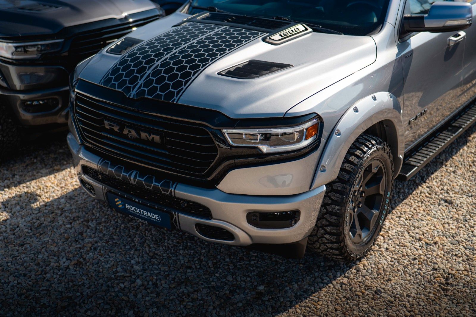 Fahrzeugabbildung Dodge RAM 5.7 V8 HEMI 4x4 Offroad Night Limited 19%