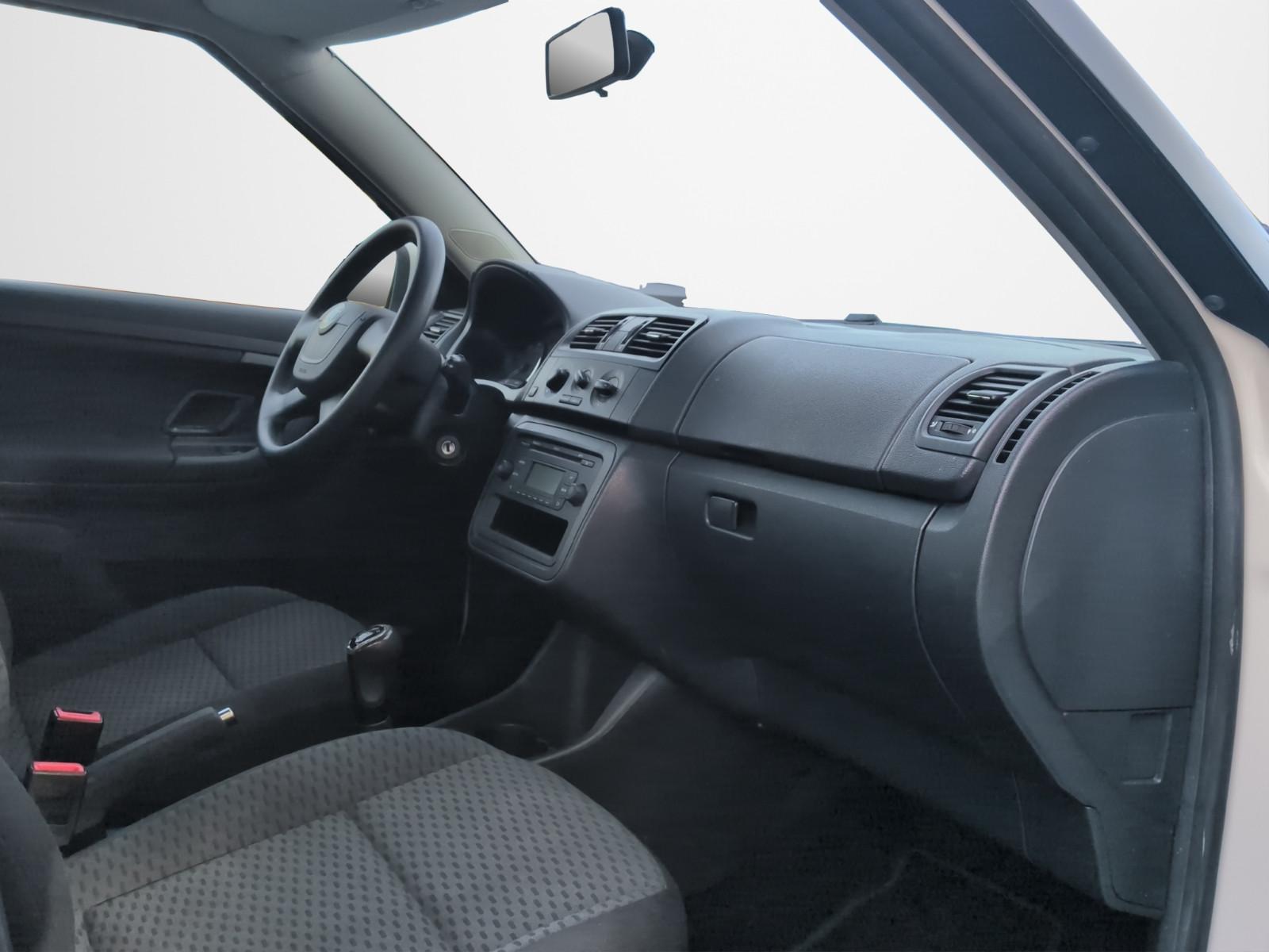 Skoda Fabia 2011 — photo 11