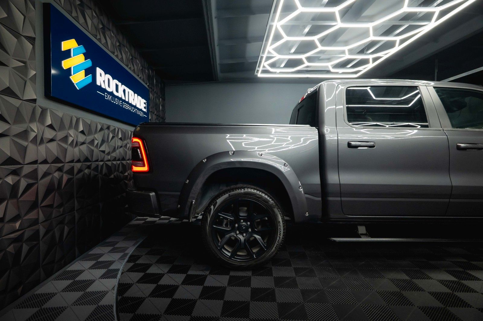 Fahrzeugabbildung Dodge RAM 5.7 V8 HEMI 4x4 Sport Night *Pano*22 Zoll*