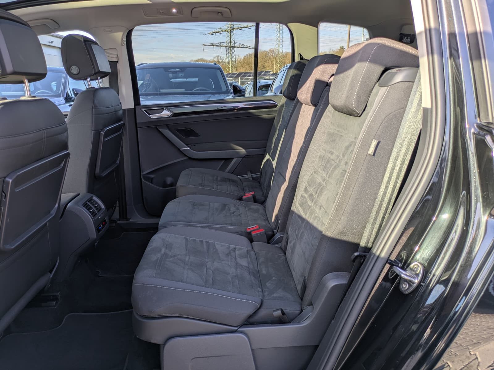 Fahrzeugabbildung Volkswagen Touran 2.0 DSG R-Line High. Pano 7-Si IQ.Dri AHK