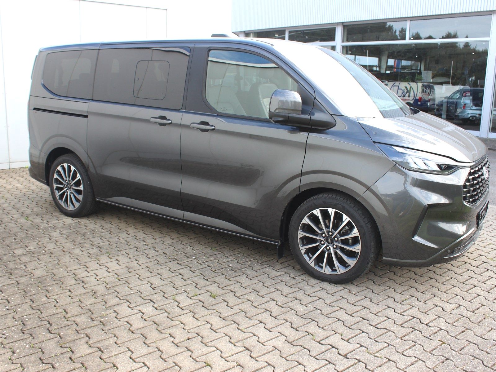 Fahrzeugabbildung Ford Tourneo Custom 320 L1 Tourneo Titanium X AWD