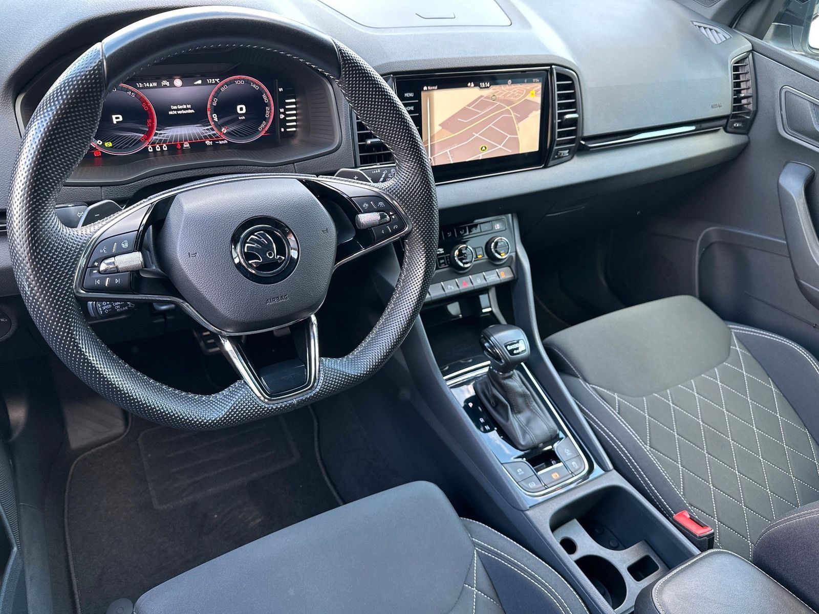Fahrzeugabbildung SKODA Karoq 2.0 TDI DSG 4x4 Sportline NAV+LED+ACC+KAM