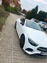 Mercedes-Benz E 300 Autom. - - Mercedes-Benz E 300 mit Benzin-Antrieb: Cabrio