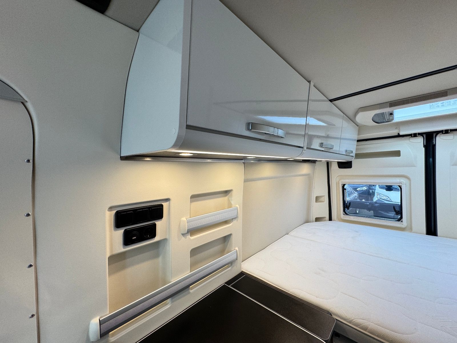Fahrzeugabbildung Westfalia Columbus 601 D 4 SCHLAFPLÄTZE SOLAR AHK 1.HAND