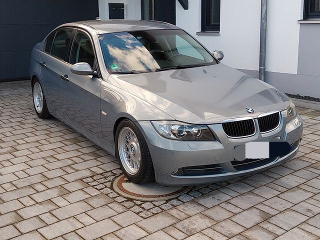 BMW E90, 320i, Neuer Motor, AHK, Xenon, TOP Zustand!