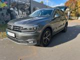 Volkswagen Tiguan 2.0 TDI Highline SCR DSG BMT  - mit Diesel-Antrieb: Grau, Massagesitze, Geländewagen