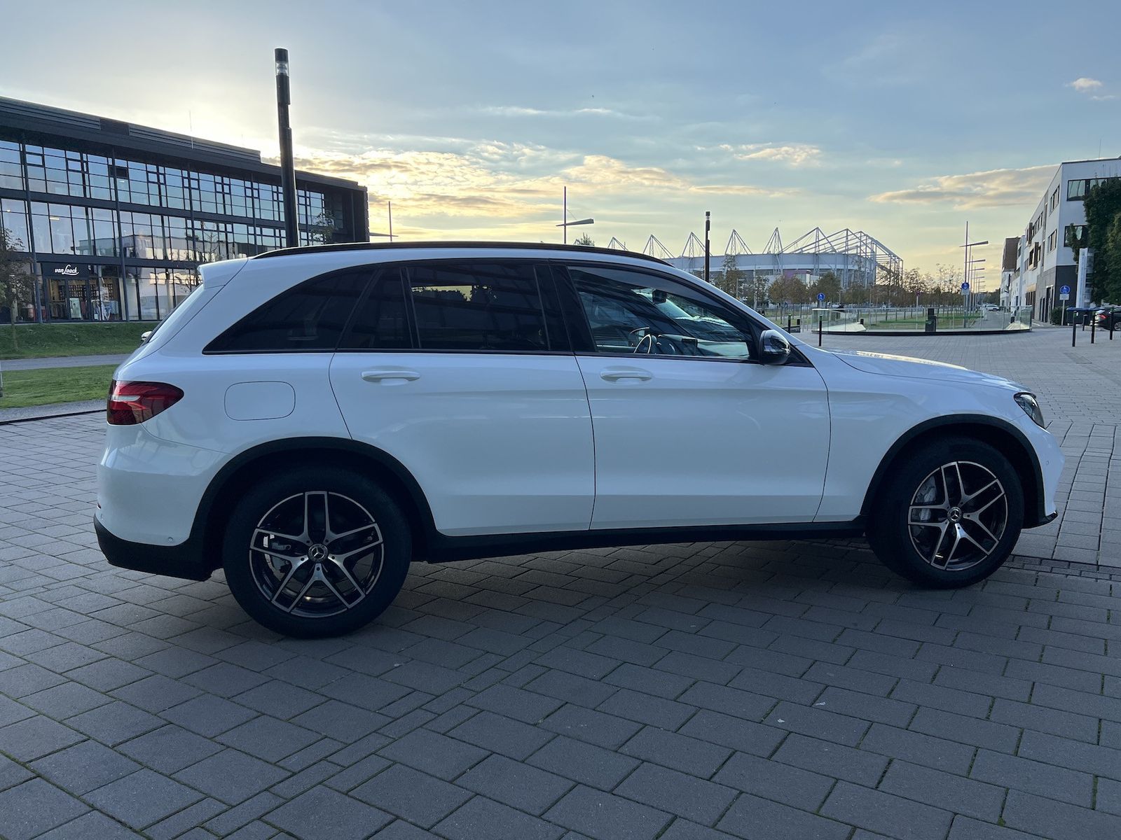 Fahrzeugabbildung Mercedes-Benz GLC 250 4Matic AMG NAVI/LED/AHK/PANO/R-KAMERA