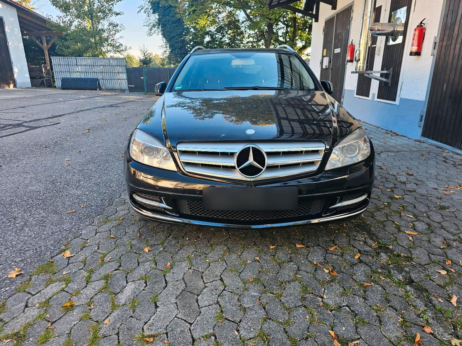 Mercedes-Benz C250 2010 — салон
