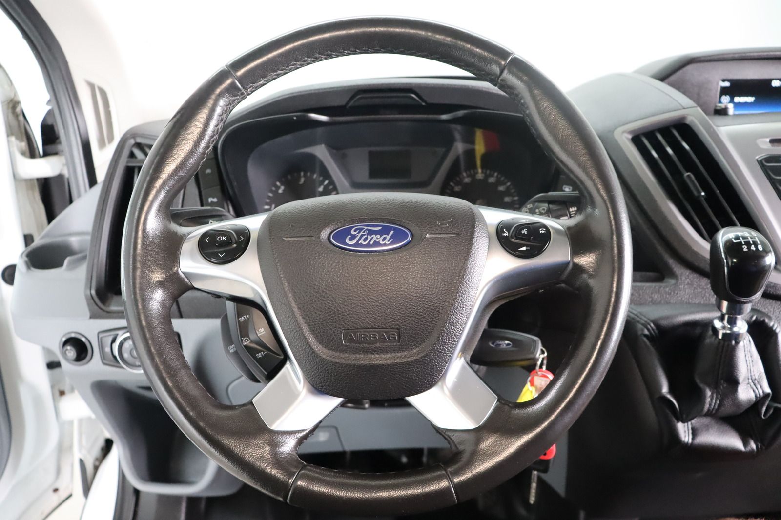 Fahrzeugabbildung Ford Transit 350 L2H2 * Rollstuhlrampe* RFK *