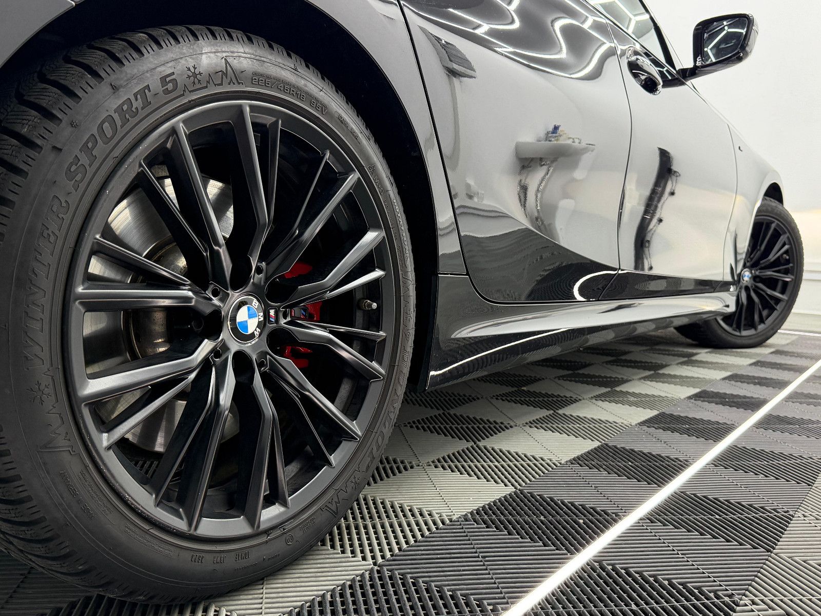 Fahrzeugabbildung BMW 320 d xDrive M-SPORT/LASER/DRIVING ASS+/PANO/HUD