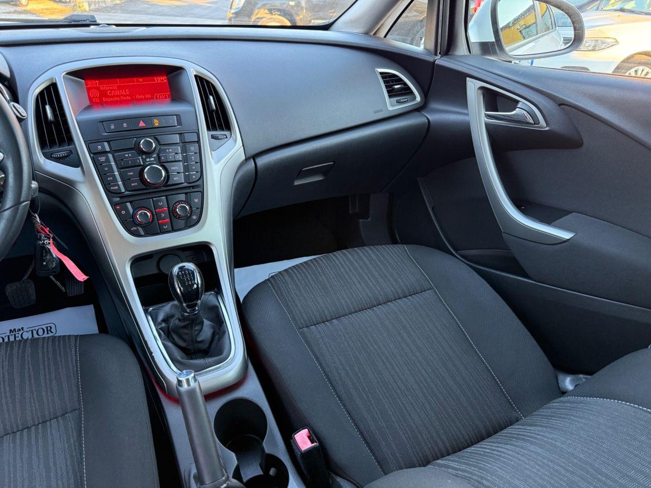 Opel Astra 2011 — photo 12