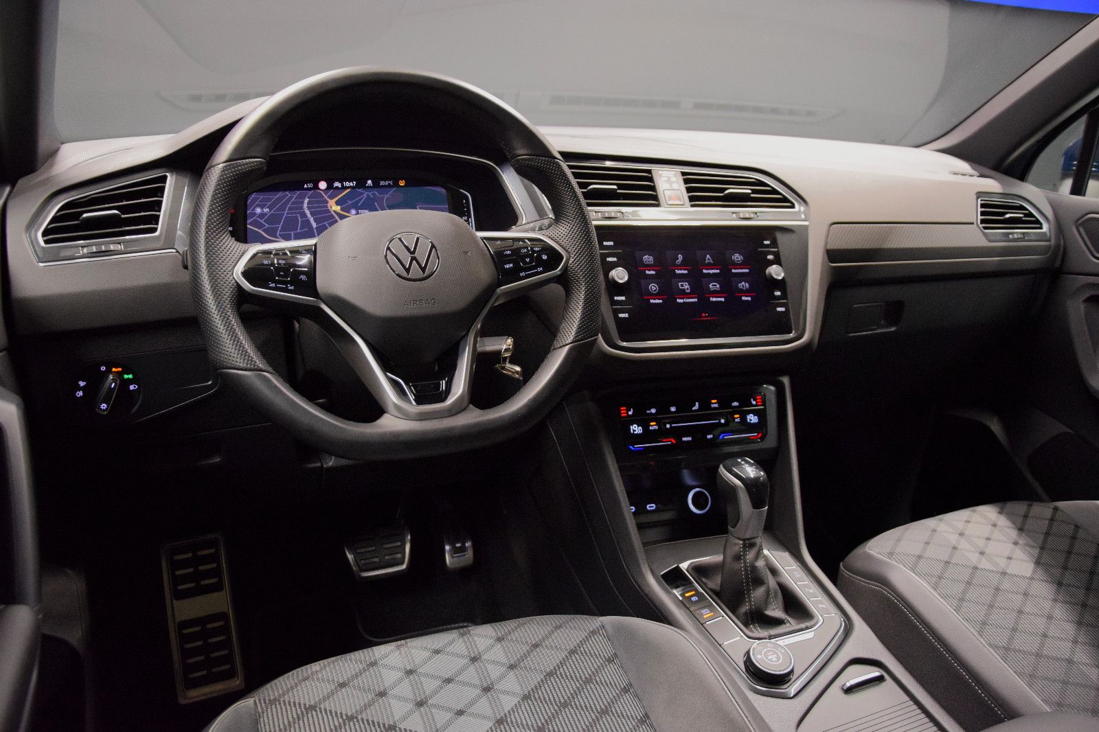 Fahrzeugabbildung Volkswagen Tiguan R-Line 4Motion IQ.Light ACC AHK 20°Kamera