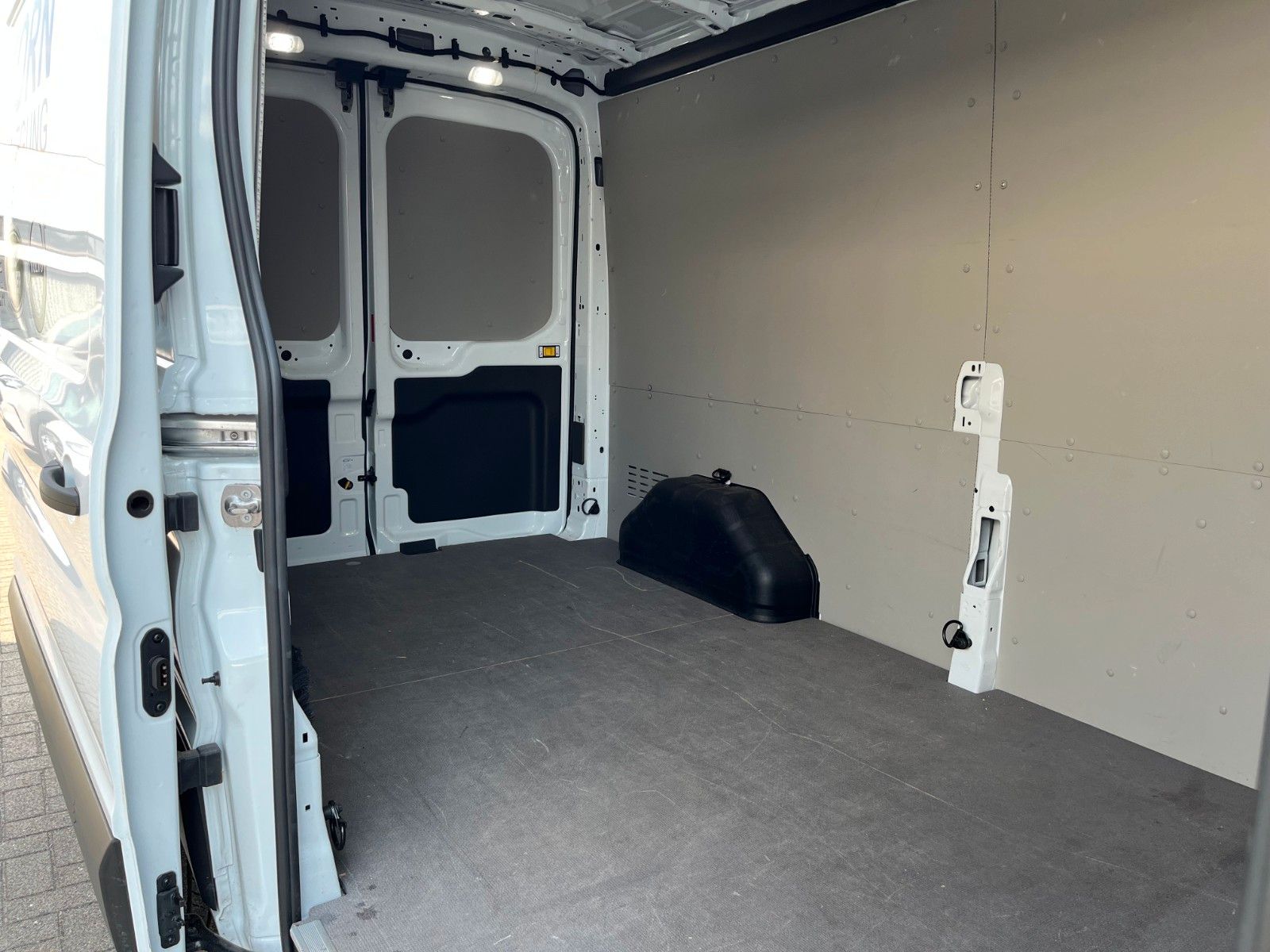 Fahrzeugabbildung Ford Transit 350 L3 Kasten hoch lang KLIMA AHK