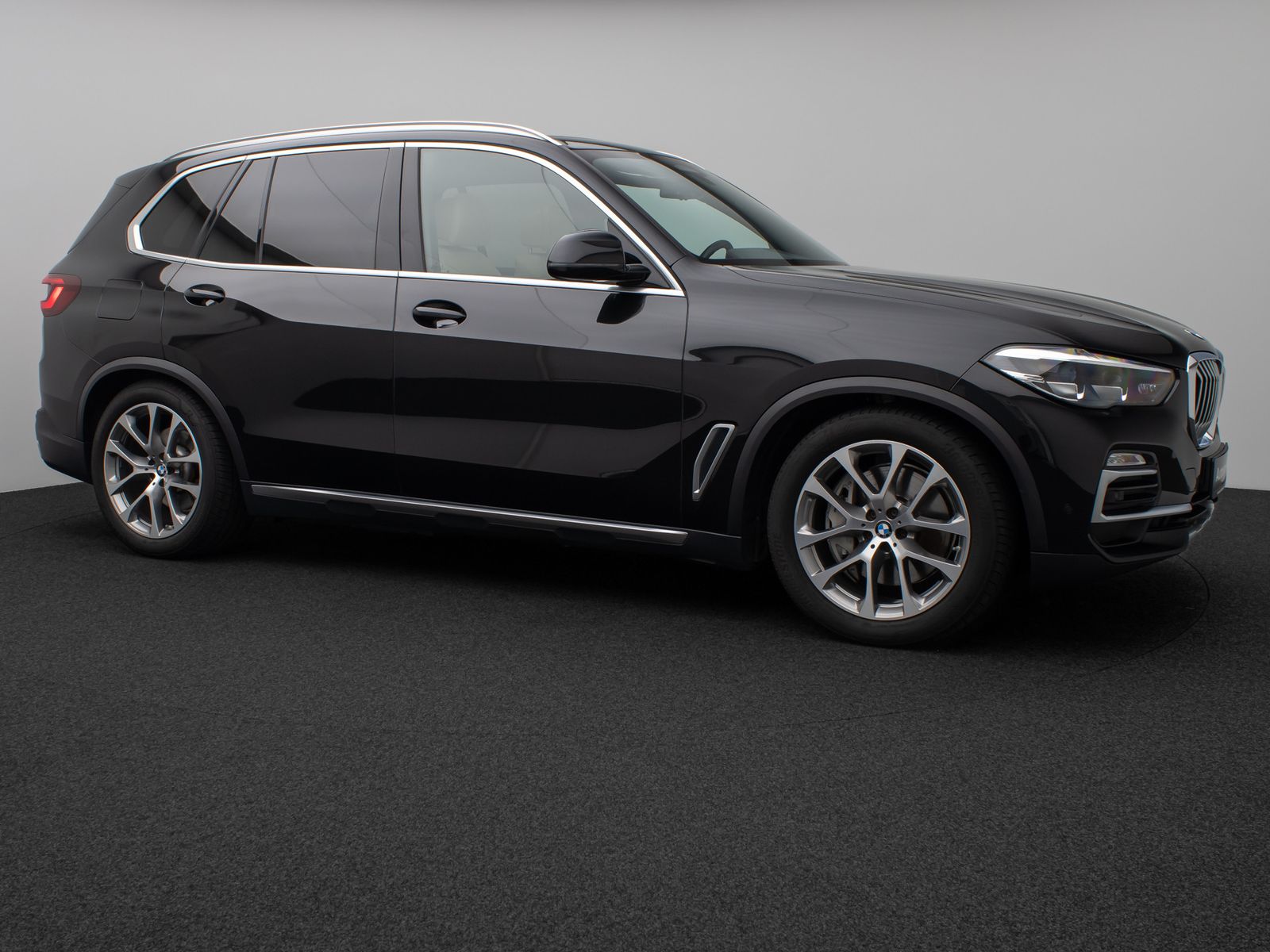 Fahrzeugabbildung BMW X5 xD45e XLine Panorama DAB H/K SoftCL AHK Sport