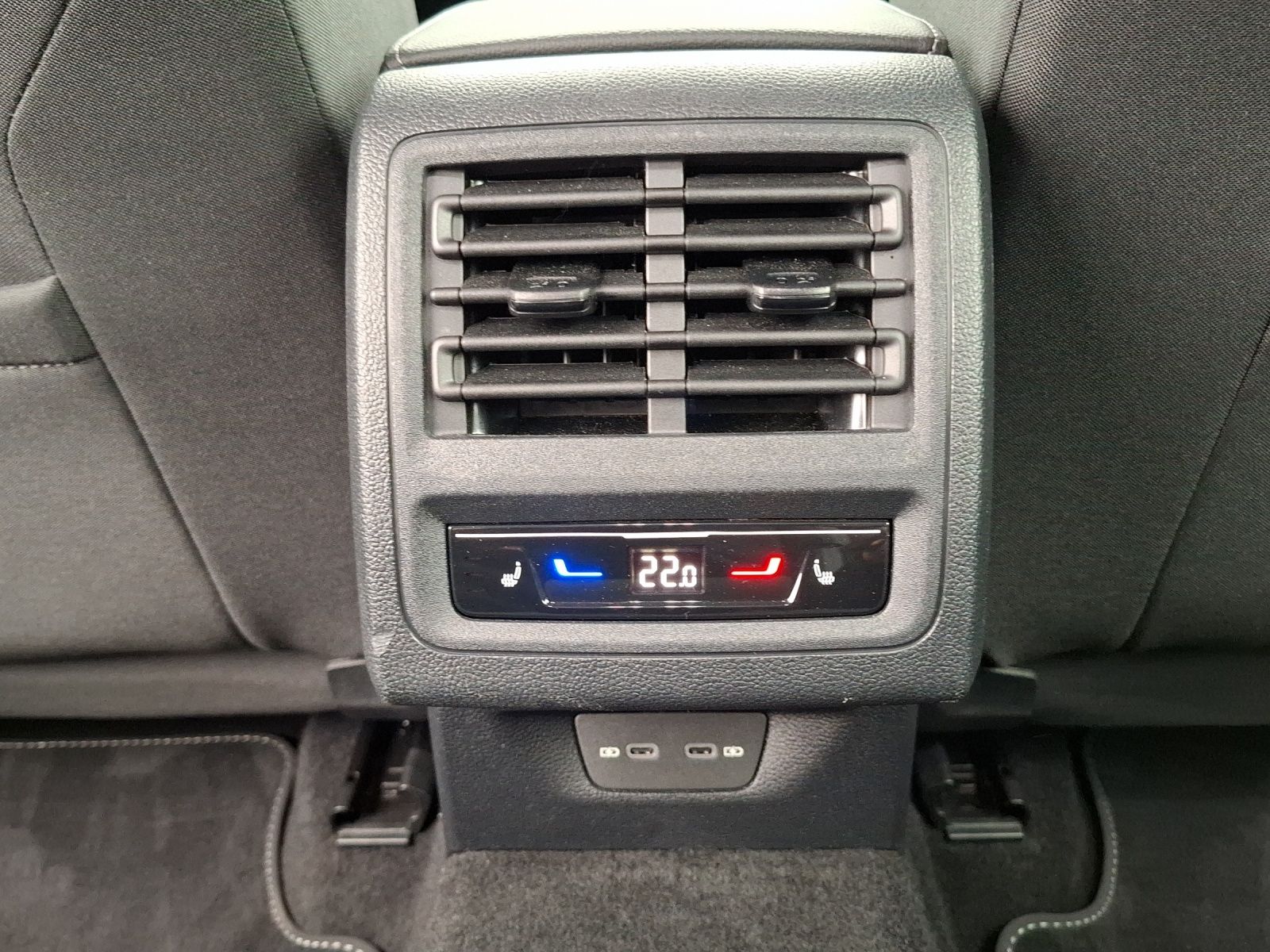 Fahrzeugabbildung Volkswagen Golf VIII TSI Life Standhzg LED Navi AID ACC RFK