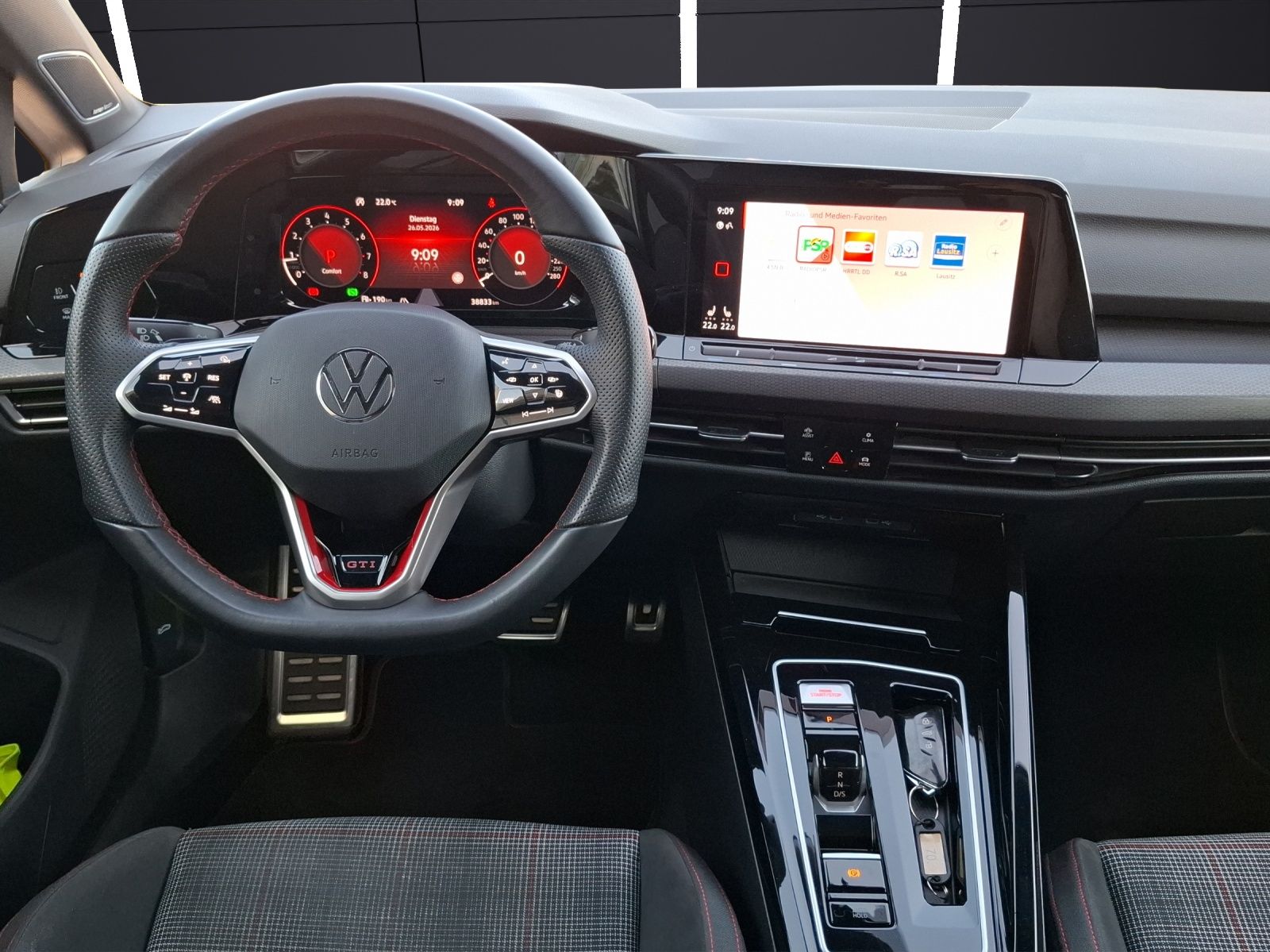 Fahrzeugabbildung Volkswagen Golf VIII GTI DSG Matrix AHK Navi Pano AID ACC R