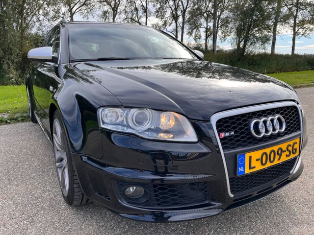 Audi RS4 4.2 quattro Avant -