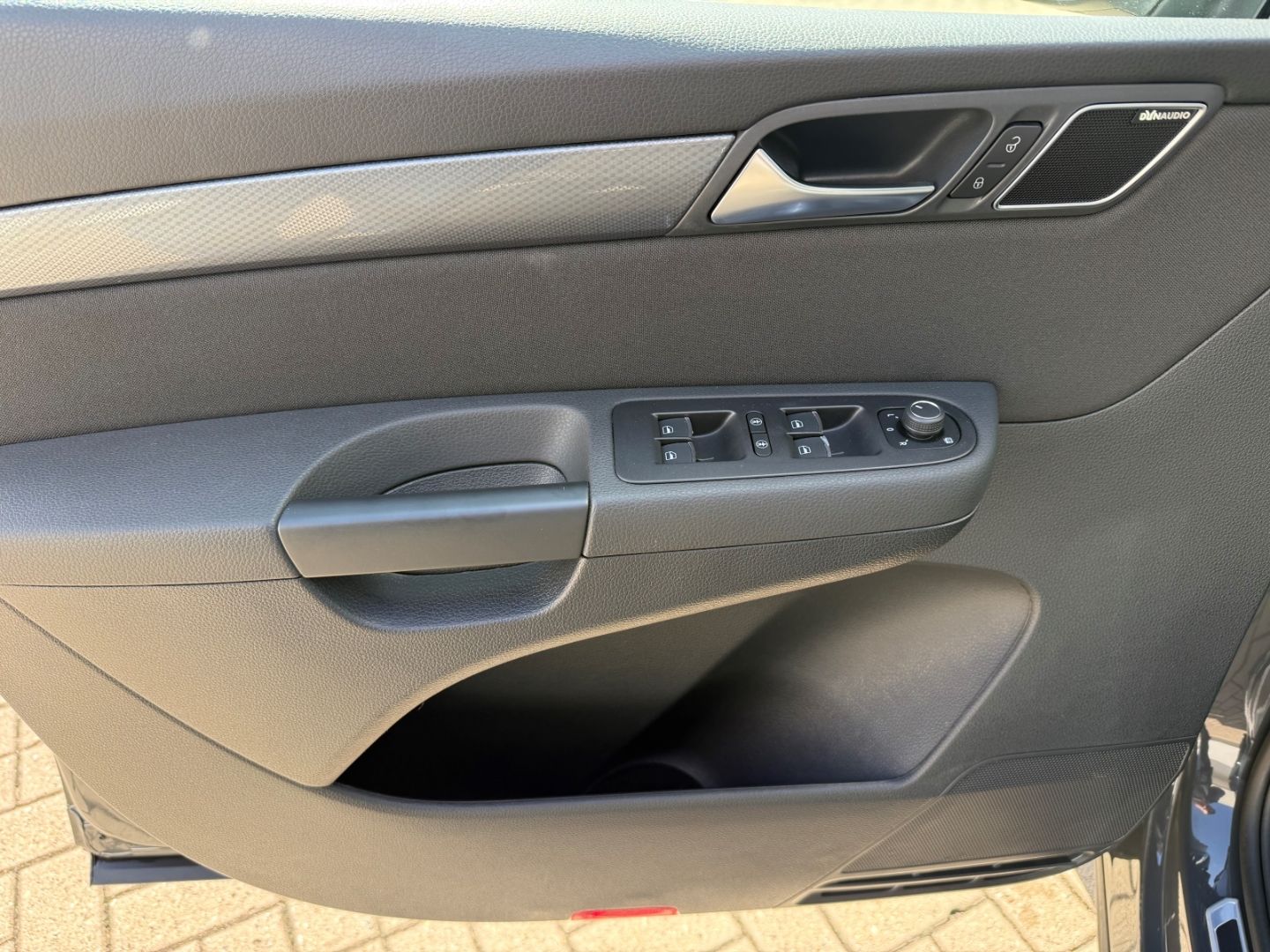 Fahrzeugabbildung Volkswagen Sharan Active Comfortline ACC SHZ Navi Dynau Bi-