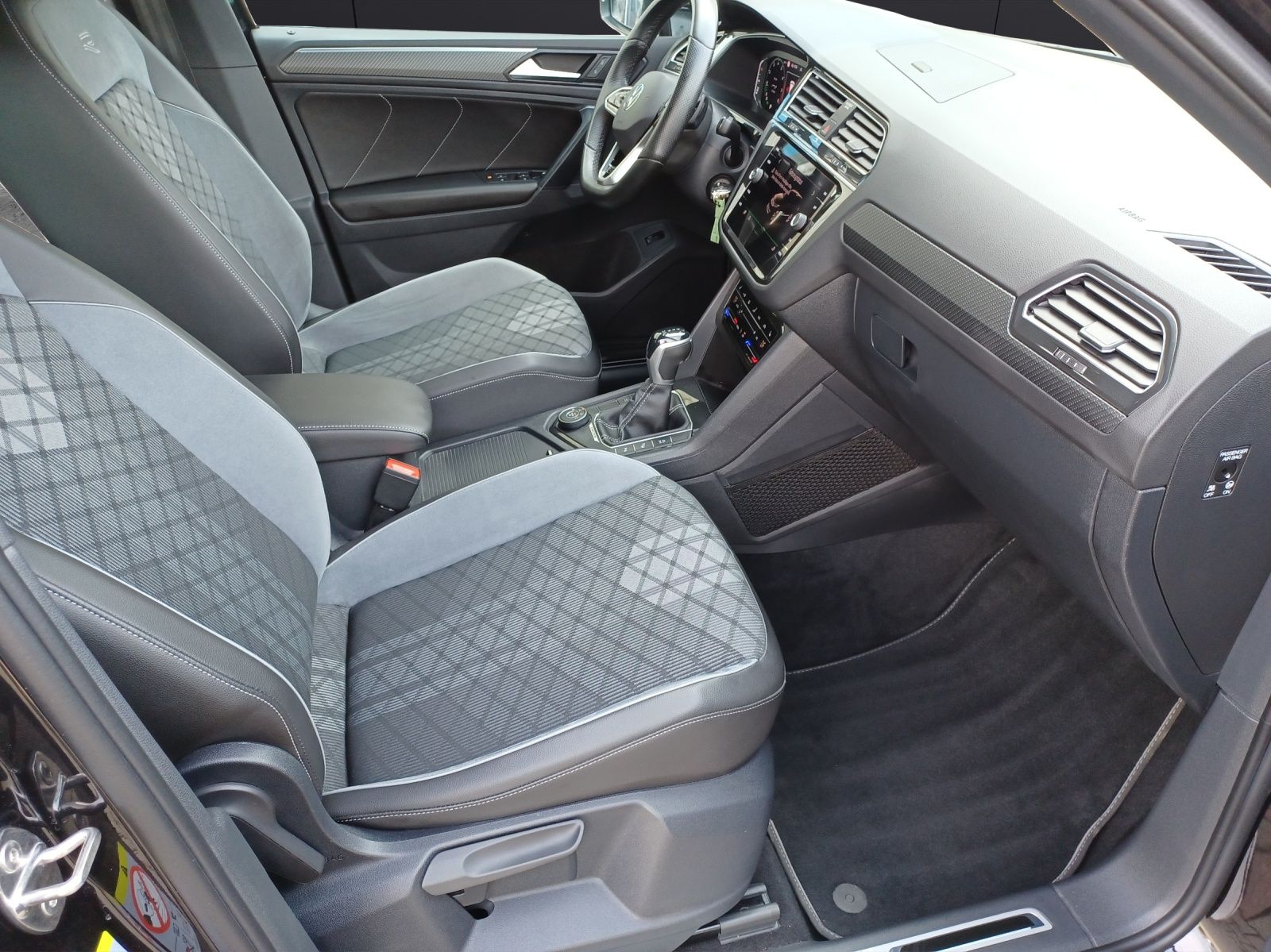 Fahrzeugabbildung Volkswagen Tiguan TSI R-Line 4M DSG R-Lin STH Matrix AHK Na
