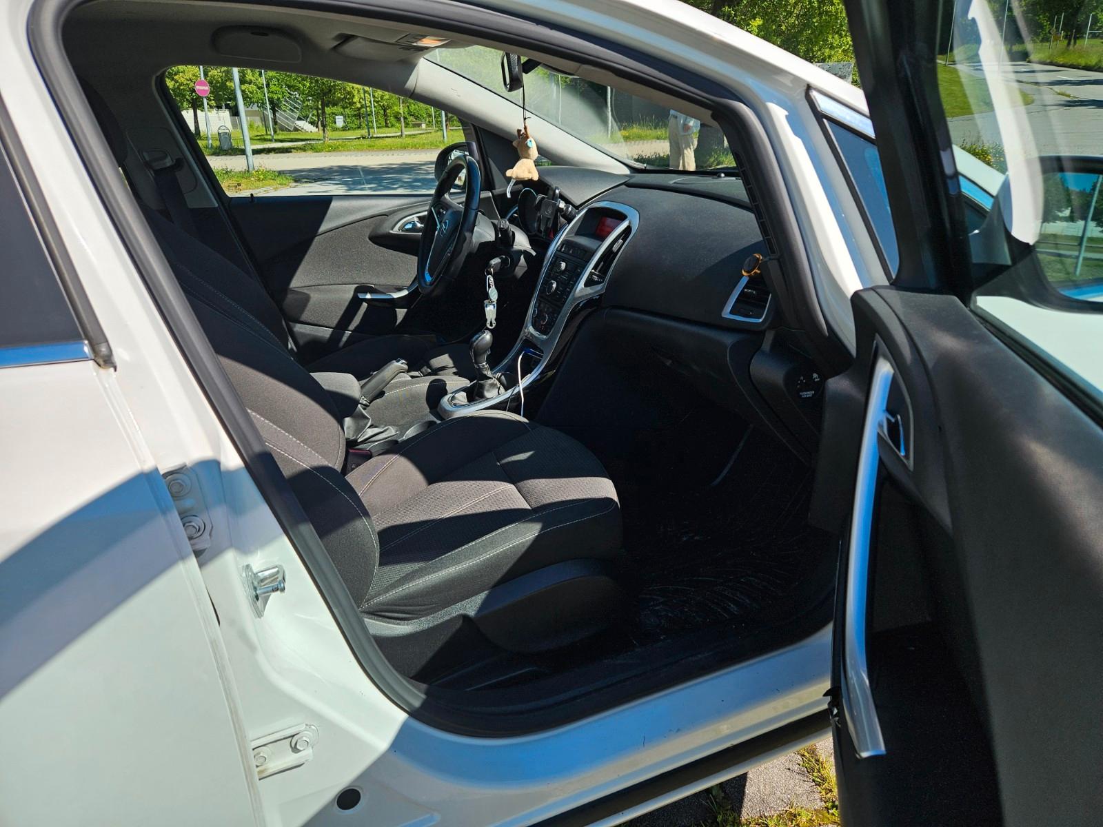 Opel Astra 2012 — photo 8