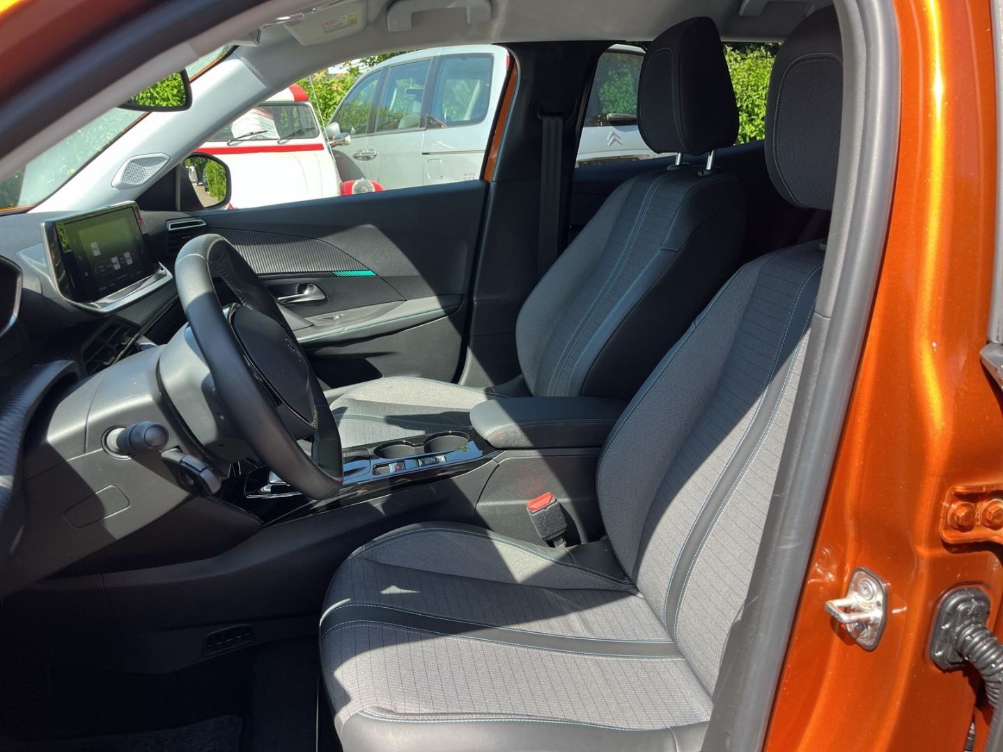 Fahrzeugabbildung Peugeot 2008 Allure Elektro 136 Navi CarPlay Temp.