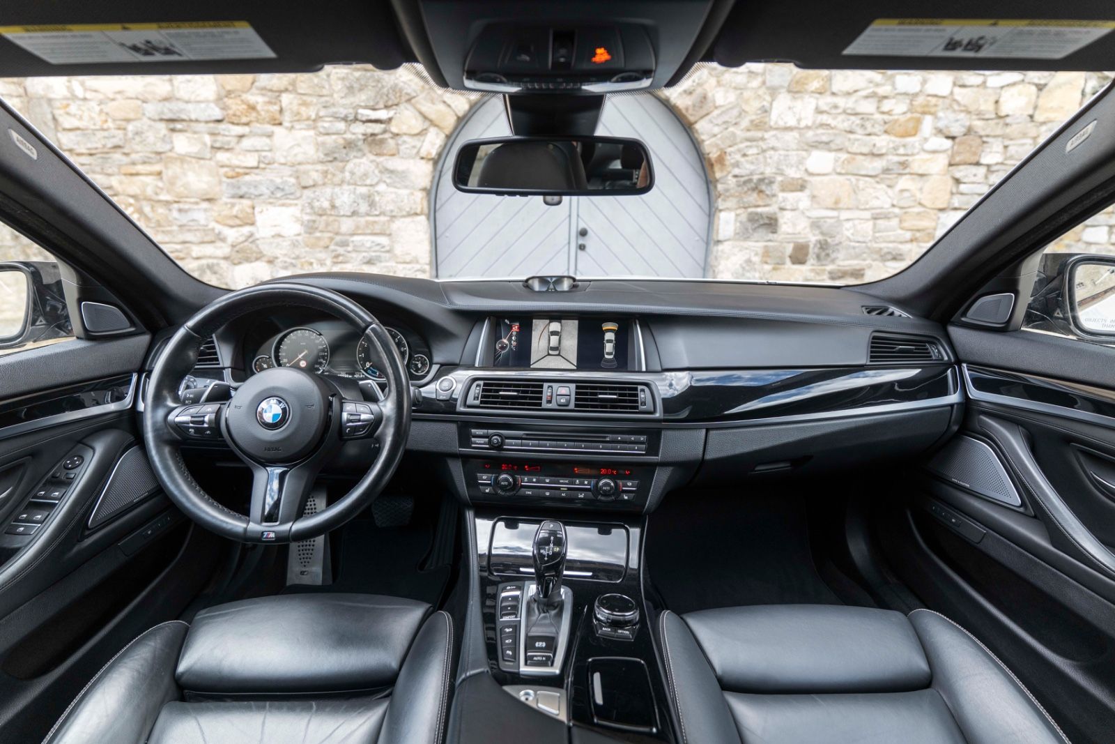 Fahrzeugabbildung BMW 550IX M-SPORTPAKET HUD B&O ACC HUD KAM TOTW