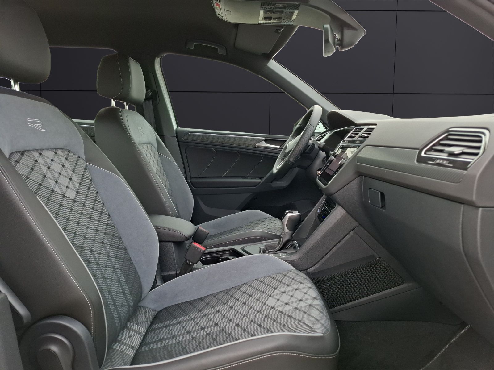 Fahrzeugabbildung Volkswagen Tiguan R-Line TSI DSG LED ACC SH LRHzg 19" AID P