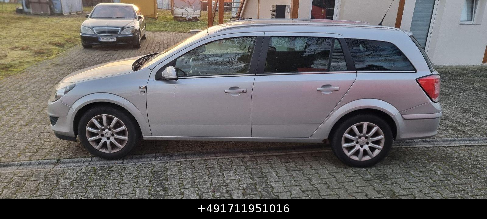 Opel Astra 2010 — rear view
