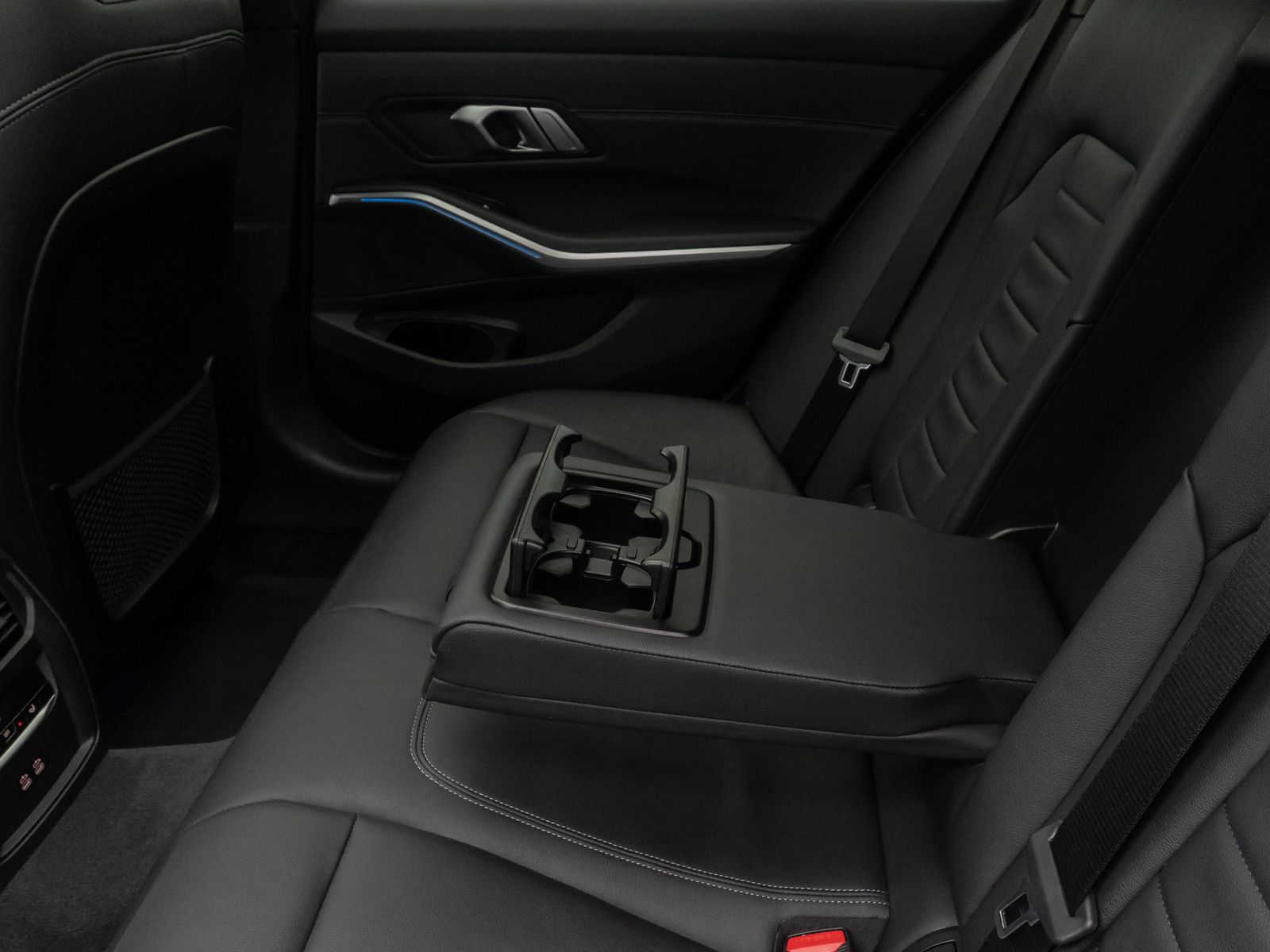 Fahrzeugabbildung BMW 330e M Sport DAB Laser HUD AHK Kamera Panorama