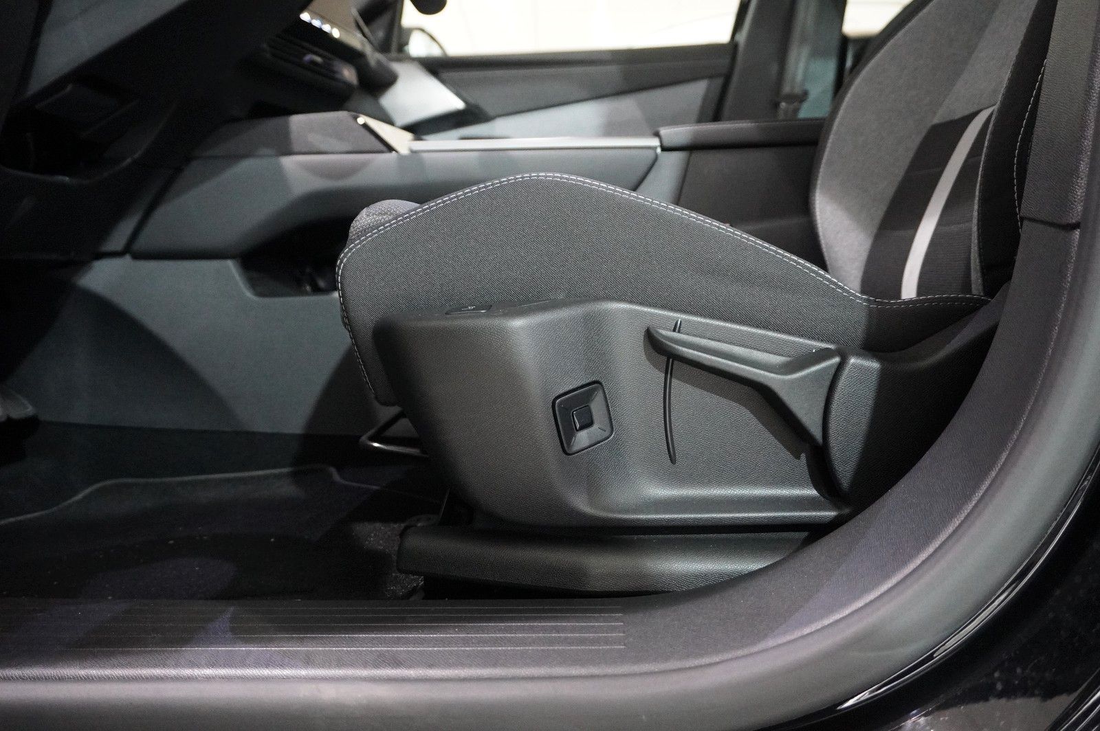 Fahrzeugabbildung Opel Grandland 1.2 48V HYBRID NAVI/LED/KAMERA/DAB+