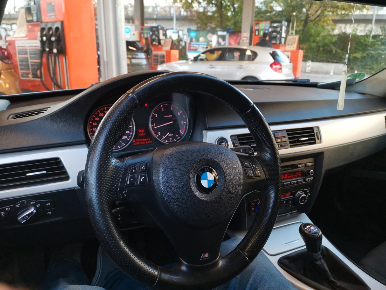 BMW 318 2011 — photo 6